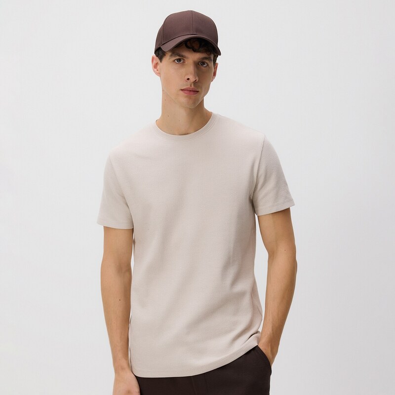 Reserved - Strukturované tričko slim fit - béžová