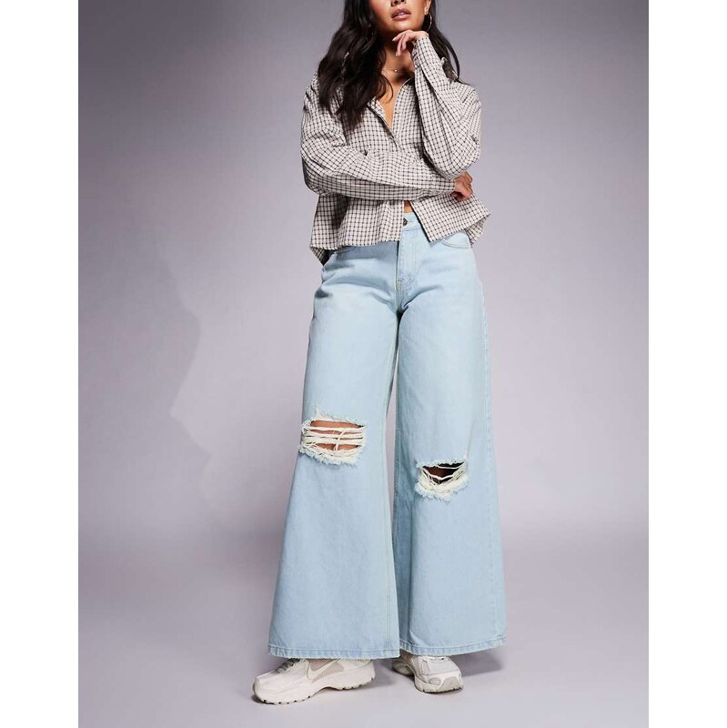 Courtside oversized denim jeans in lightwash blue with knee rips