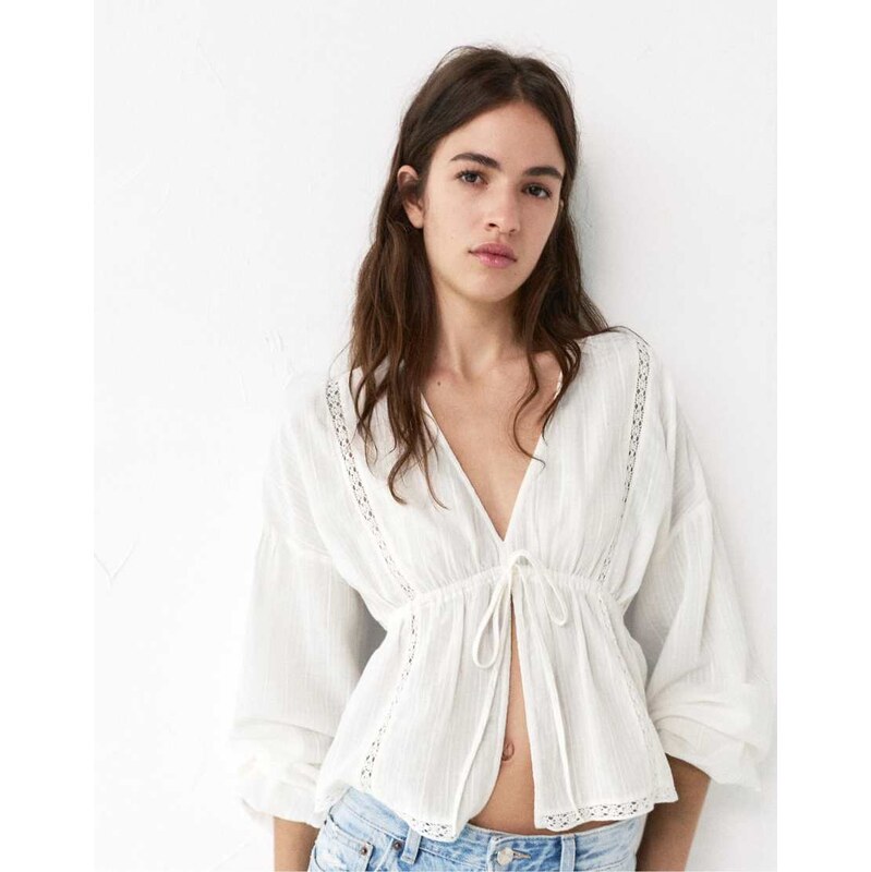 Pull&Bear White embroidered blouse in white 114928031