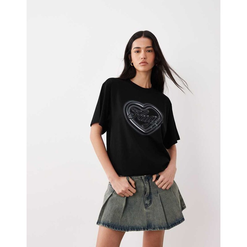 HUGO Blue heart logo t-shirt in black 114975312