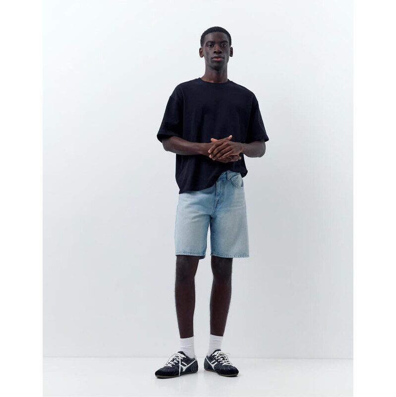 Pull&Bear Standard denim bermuda shorts in pale indigo-Blue