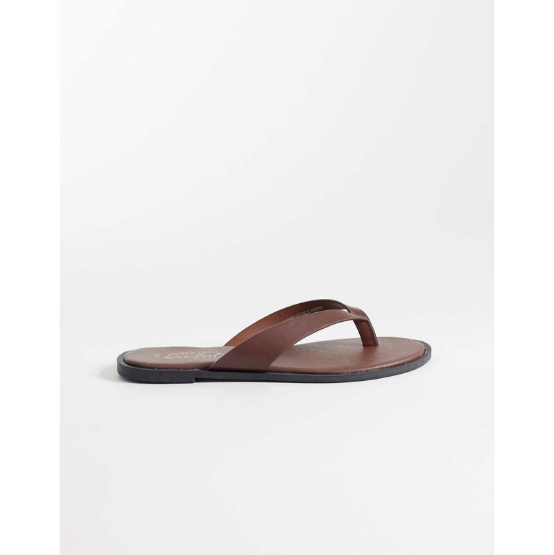 New Look faux leather flip flops in brown 115485134