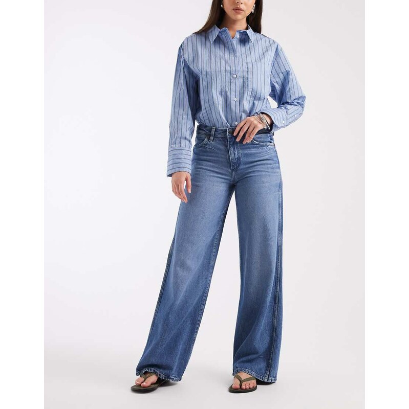 Wrangler World Wide mid-rise soft touch jeans in light wash-Blue 115040238