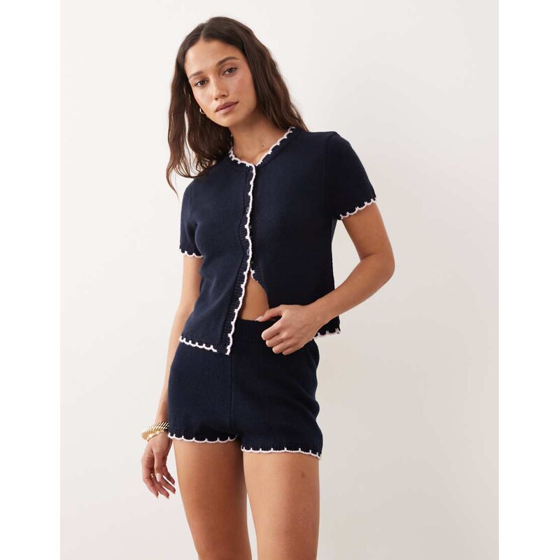 Miss Selfridge blanket stitch short in navy-Blue 115058001