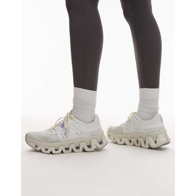 ON Cloudswift Amp running trainers in white