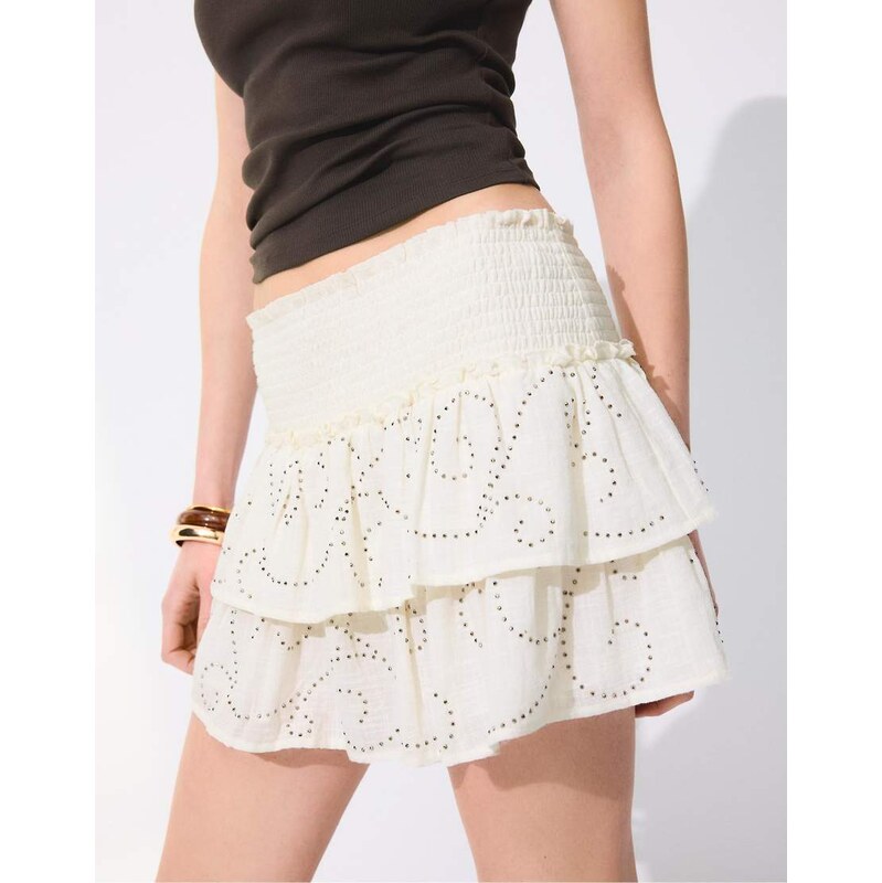 Stradivarius Mini ruffled shimmery skort in ecru-White 115156007