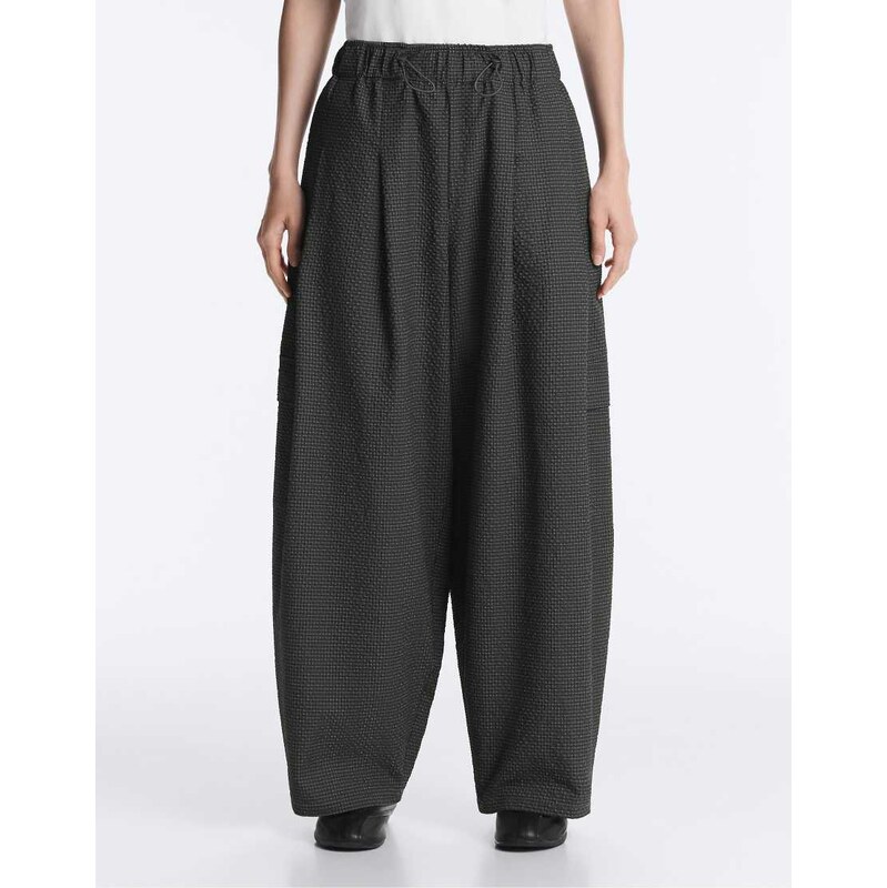 OYSHO Waterrepellent checked nylon cargo trousers in black 115184619