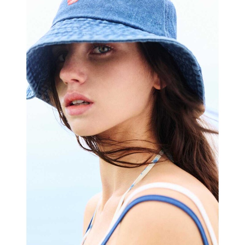 Pull&Bear Embroidered denim bucket hat in blue 115217881