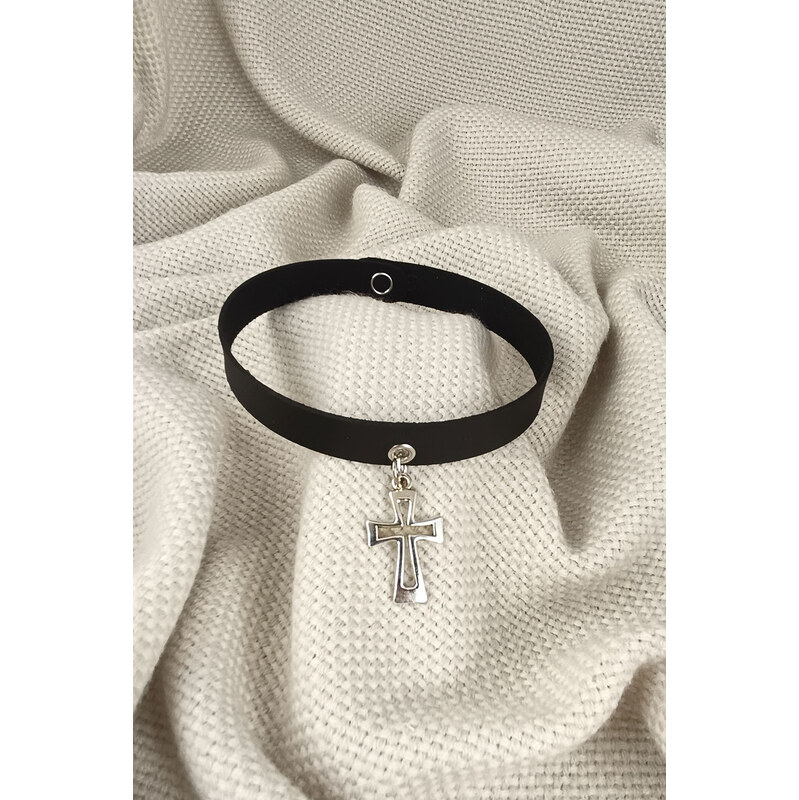MANON Choker s přívěskem kříže 115232416