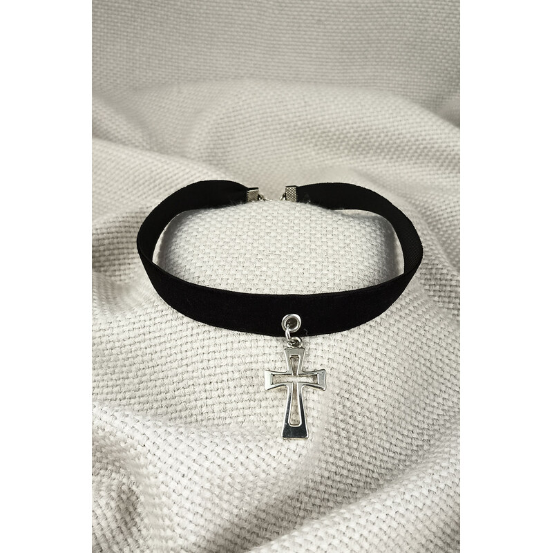 MANON Černá sametka s přívěskem kříže 115252790