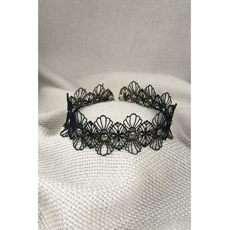 MANON Černý krajkový choker se stříbrnými peckami 115263824