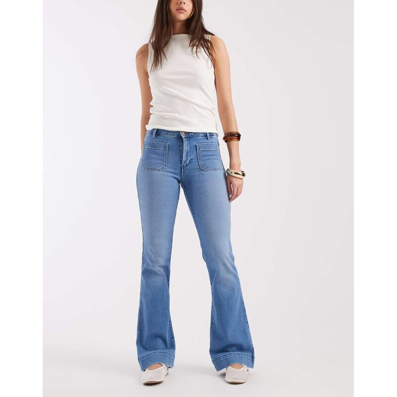 Wrangler flare jeans with front pockets in mid wash-Blue