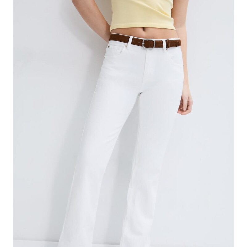 Stradivarius Petite d68 boot-cut jeans with belt in white