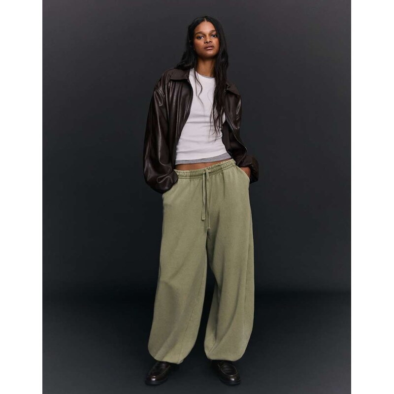 Bershka Barrel plush trousers with stoppers in khaki-Green 115380023