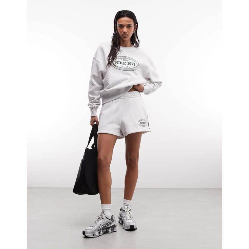 Nike tennis graphic shorts in light grey