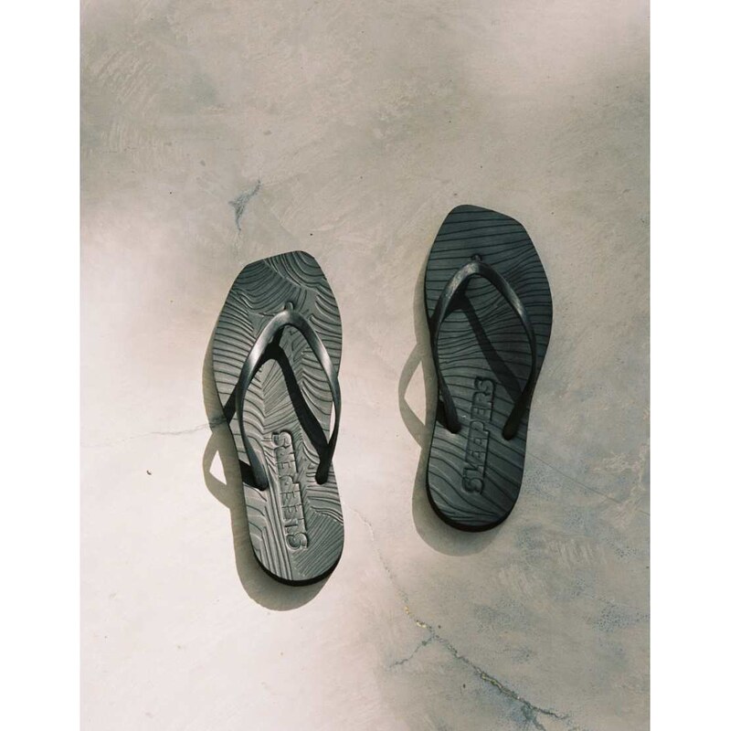 SLEEPERS tapered flip flops in black 115410991