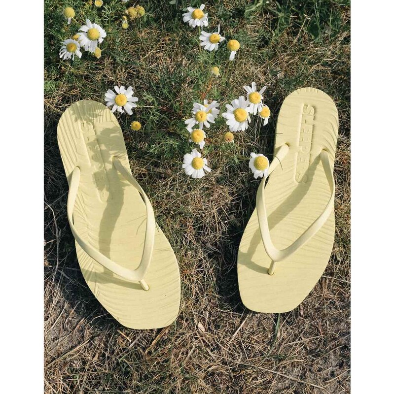SLEEPERS tapered flip flops in mellow yellow 115520703