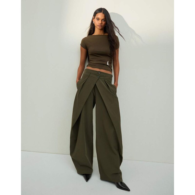 Bershka Barrel trousers with pleats in khaki-Green