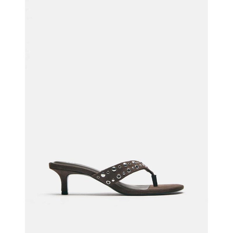 Pull&Bear Studded thong heeled sandals in brown-Pink 115496764