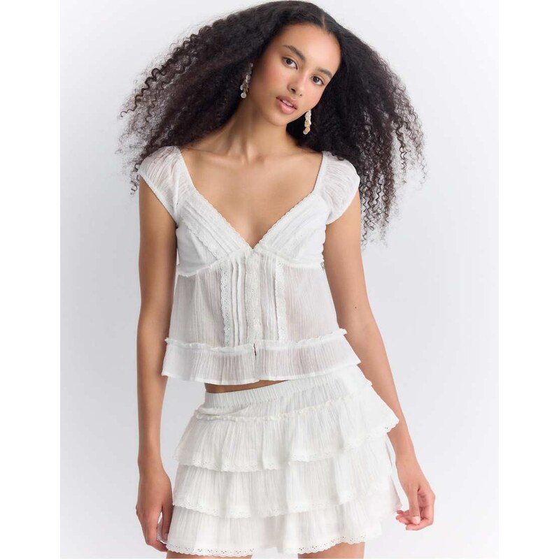 Stradivarius Ruffled crinkle skort in ecru-White 115527609