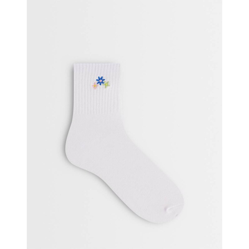 Pieces flower embroidered ankle socks in white 115589741