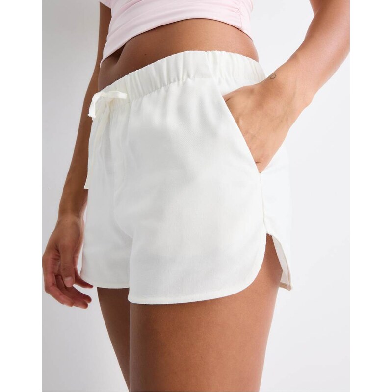 Stradivarius Rustic shorts in ecru-White 115590025