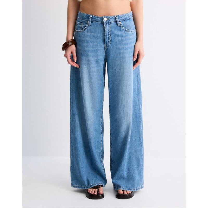 Stradivarius Wide-leg light denim jeans in medium light blue denim 115590035