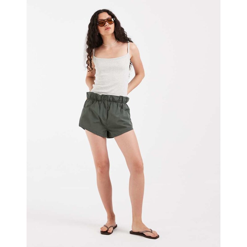 ASOS DESIGN paper bag cargo shorts in khaki-Green