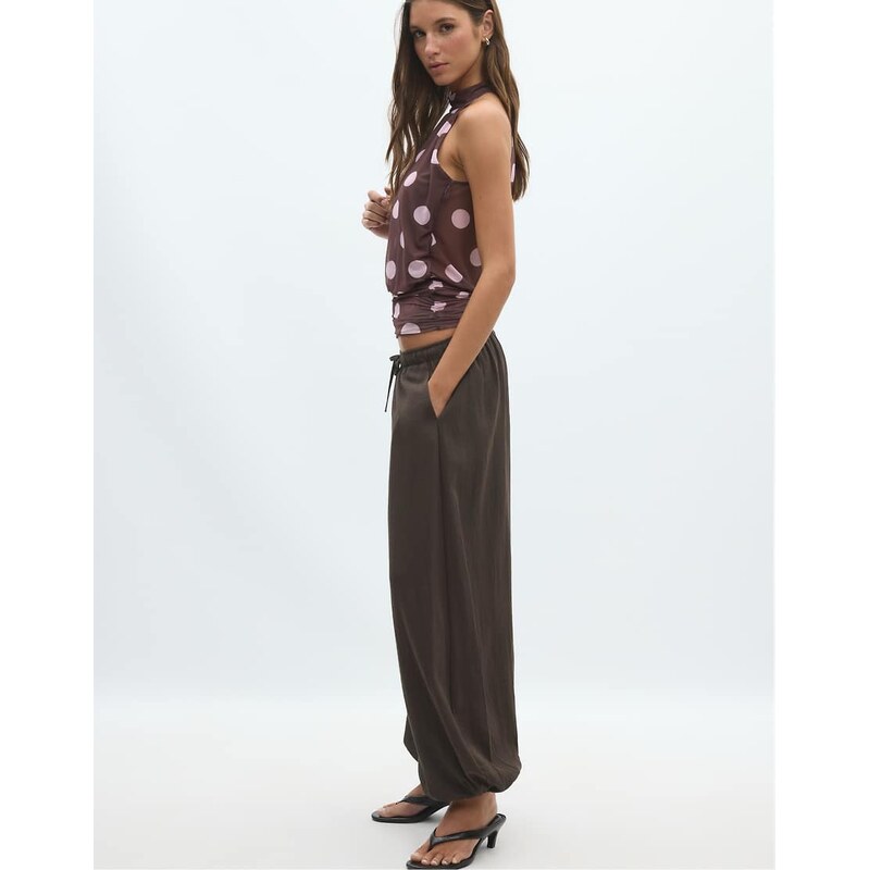 Stradivarius Flowy sarouel trousers in brown 115634517