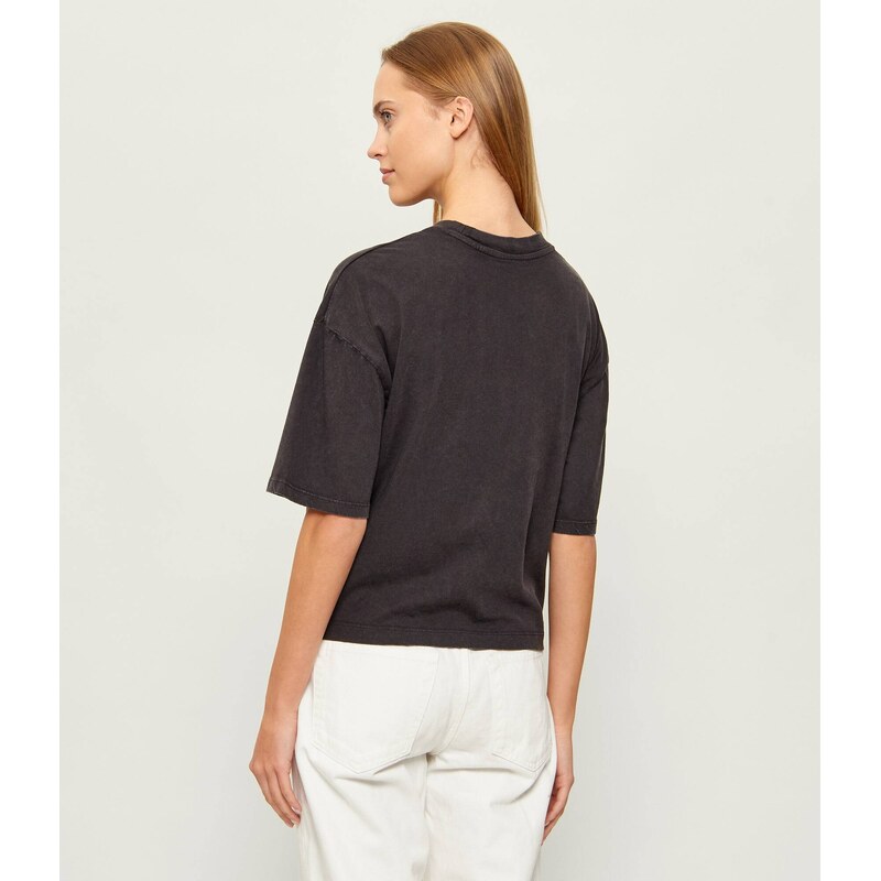 GUESS Tričko SAVAGE TOUR | Cropped Fit