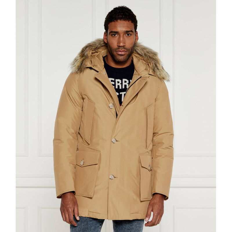 Péřová parka Woolrich v okrové barvě, střih Regular Fit