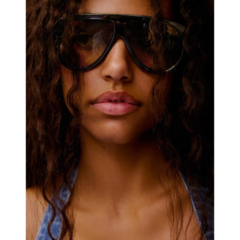 Bershka Plastic sunglasses in black 115733732