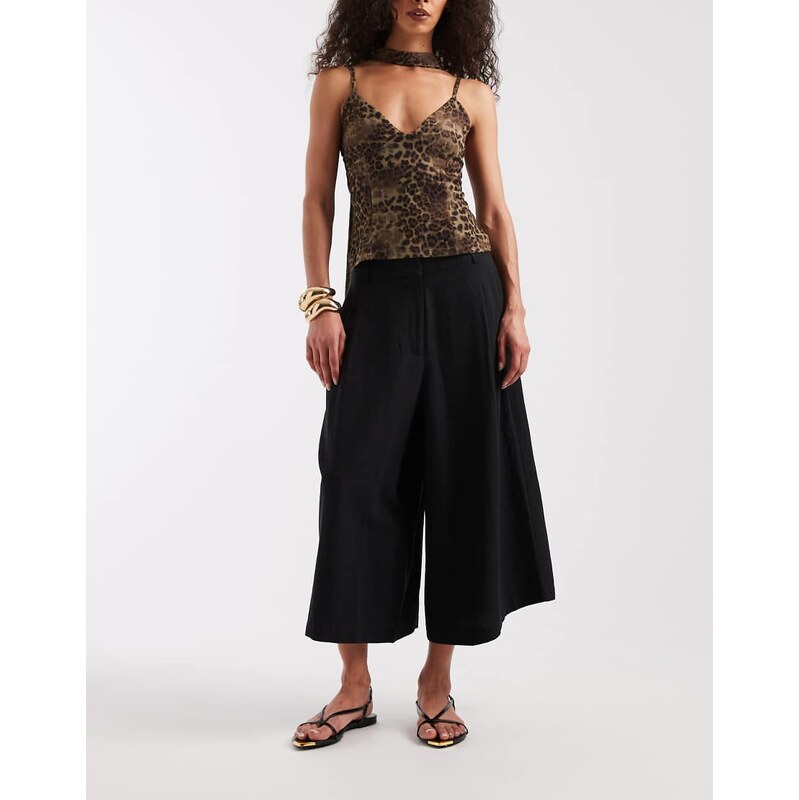 ASOS DESIGN Tailored bermuda shorts in black 115744199