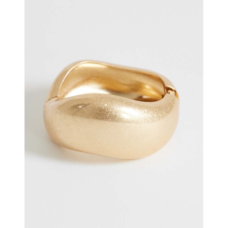 Topshop Flavia chunky bangle in gold 115744250