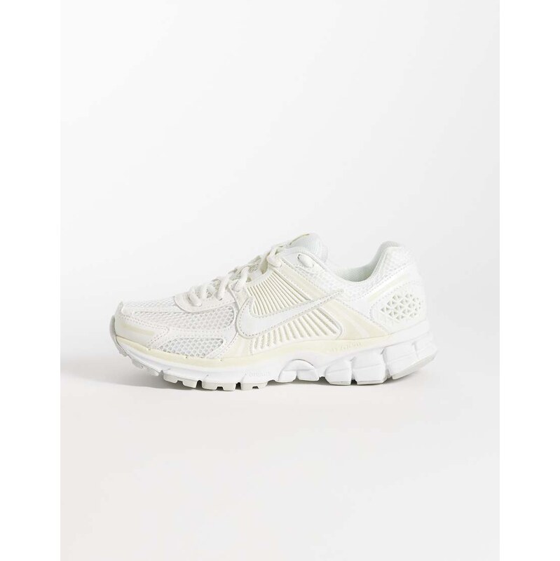 Nike Zoom Vomero 5 trainers in white and cream-Gold