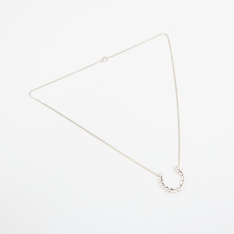 Náhrdelník Fred Perry Laurel Wreath Necklace Metallic Silver