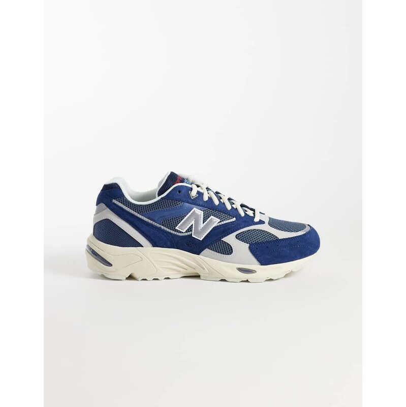 New Balance 880 trainers in navy