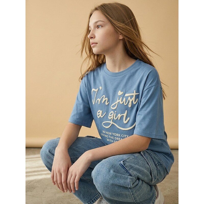 Sinsay - Bavlněné tričko s nápisem Im Just a Girl - modrá