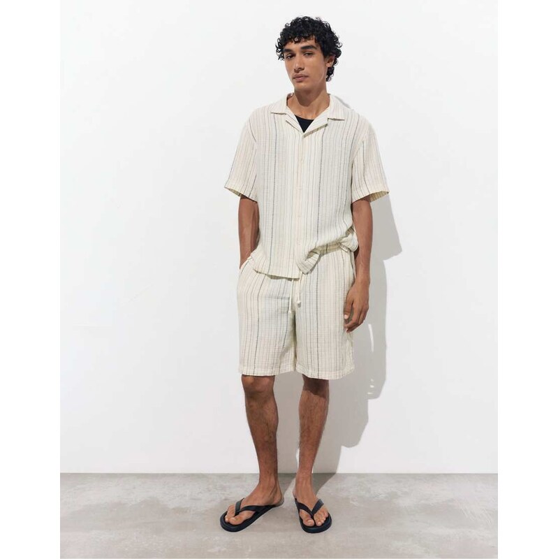 Pull&Bear Striped jogger bermuda shorts in white/navy-Multi