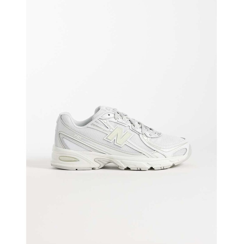 New Balance 740 trainers in white