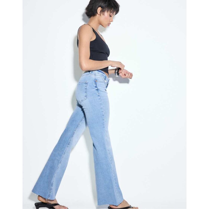 Stradivarius D74 slit fit flared jeans in light bleach-Blue