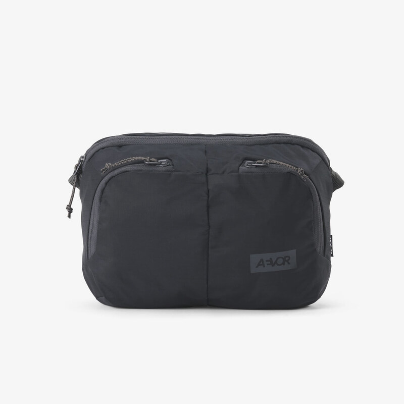 Taška AEVOR Sacoche Bag Ripstop Charcoal Black 4 l