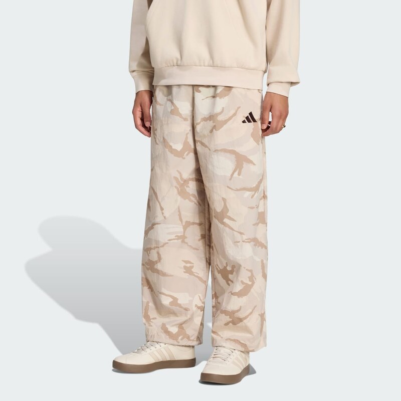 Adidas Padákové kalhoty Seasonal Essentials Camo Woven