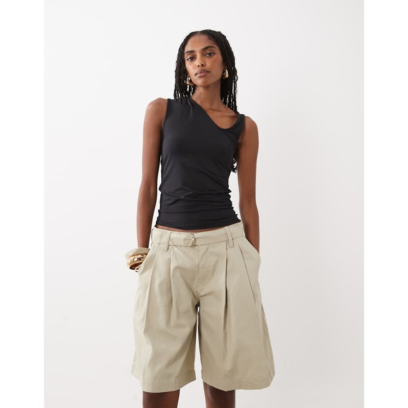 Motel niso longline tailored shorts in beige-Neutral