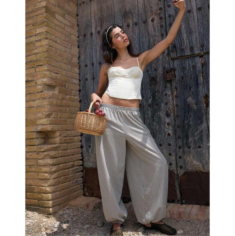 Stradivarius Poplin volume trousers in khaki-Green