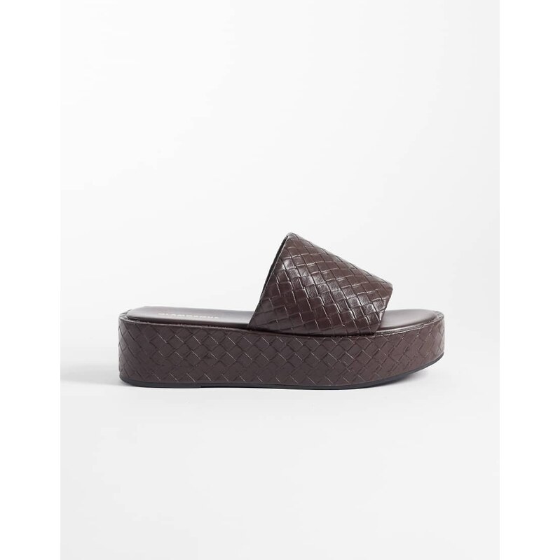 Glamorous flatform sandals in woven brown