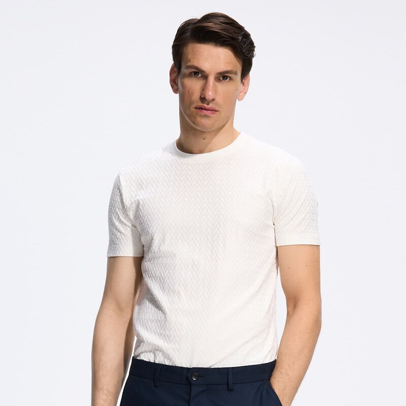 Reserved - Strukturované tričko slim fit - krémová