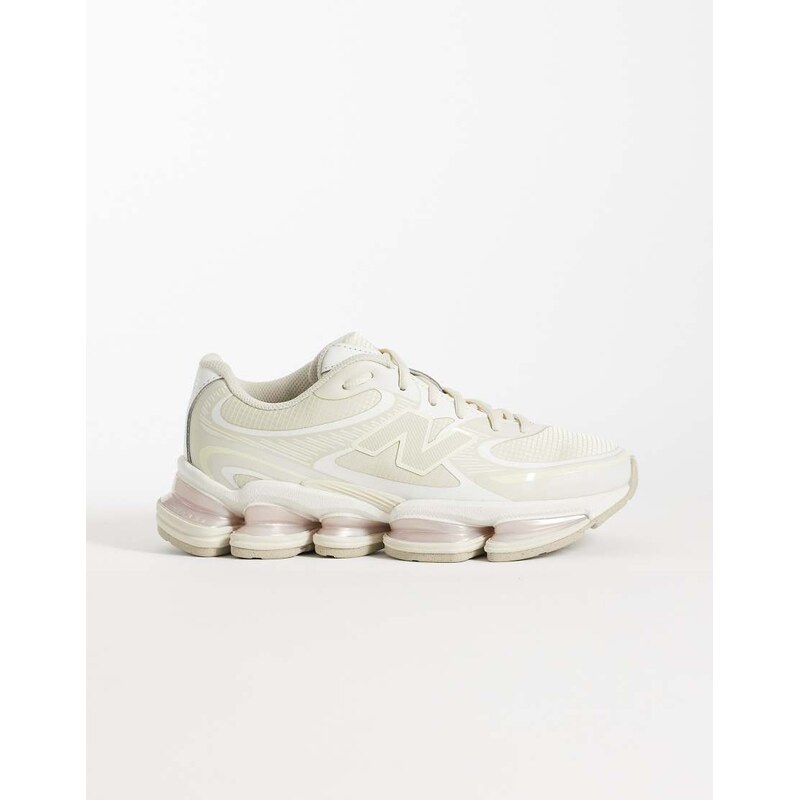 New Balance 2000 trainers in off white