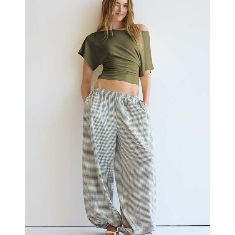 Stradivarius Short sleeve boat neck t-shirt in khaki-Green