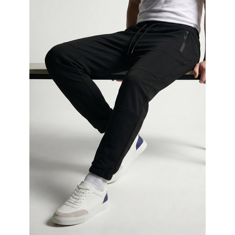 Sinsay - Slim fit tepláky s příměsí viskózy - černá